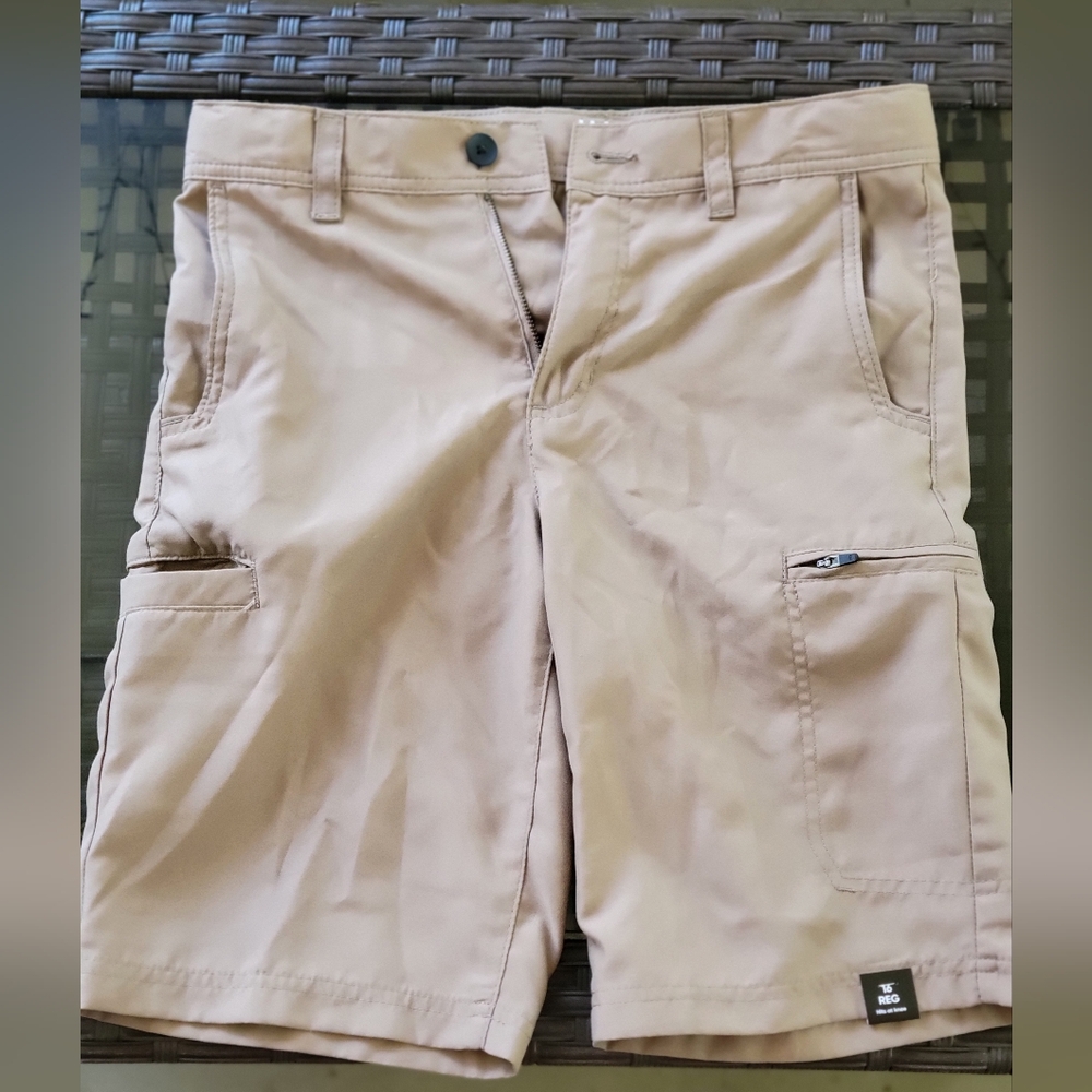 Urban Pipeline Tan Cargo Shorts with Knee-Length Fit